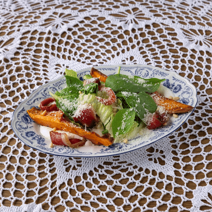 Салат из вяленой утки, с печеным бататом и пармезаном