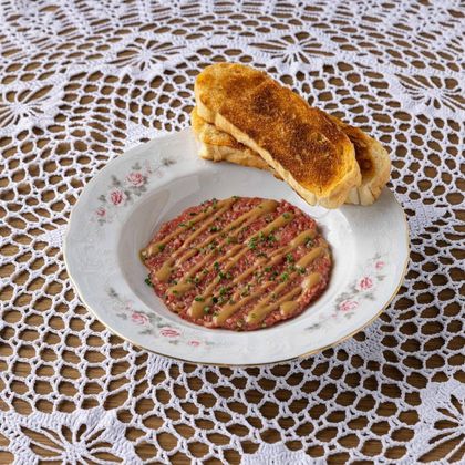Тартар из говядины, с кремом из белых грибов