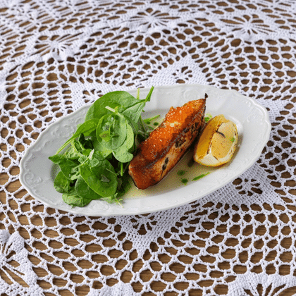 Лосось с икрой и лаймовым соусом