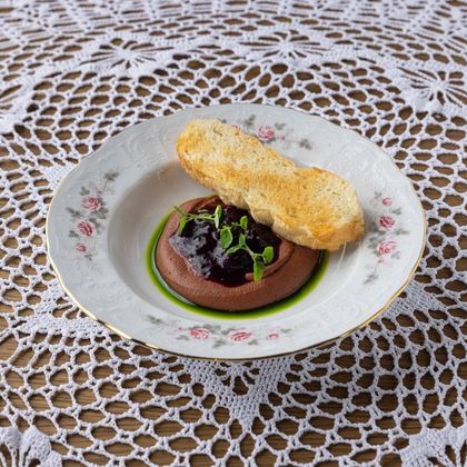 Паштет из печени цыпленка, бриошь и соус из чёрной смородины