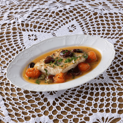 Судак по-купечески, с томатами, каперсами и оливами