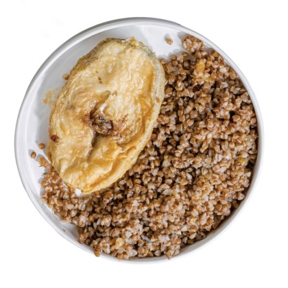 Треска жареная, подается с гарниром на выбор