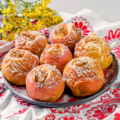 Печеные яблоки фаршированные медом и грецкими орехами