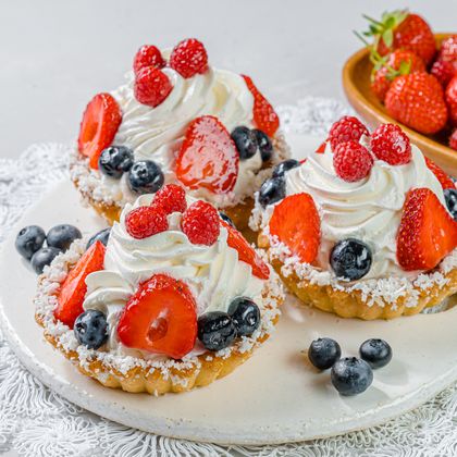 Ягодная корзинка с кремом