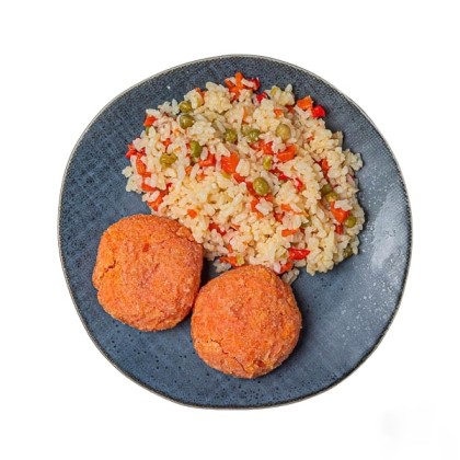 Морковные котлетки, гарнируются рисом или булгуром с обжаренными овощами