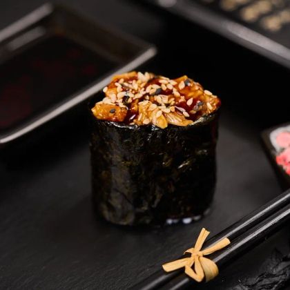 Гункан с угрем и соусом унаги