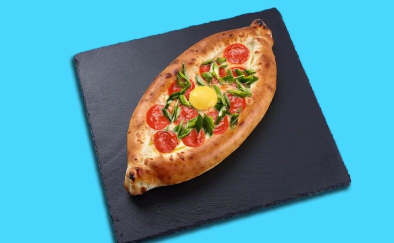 Хачапури по-Аджарски c пепперони и зеленым луком