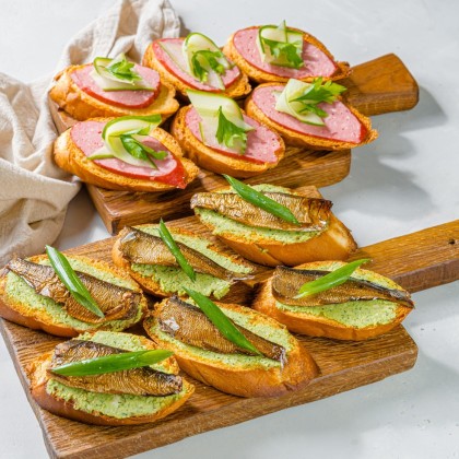 Мини брускетты 6 штук со шпротами + 6 шт с монастырской колбаской