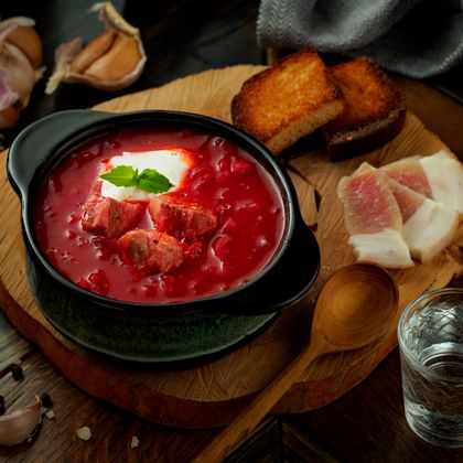 Борщ со сметаной, с салом и гренкой