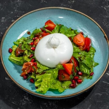 Спелые томаты с миксом пряной зелени, сыром гебжалия, под гранатовым соусом