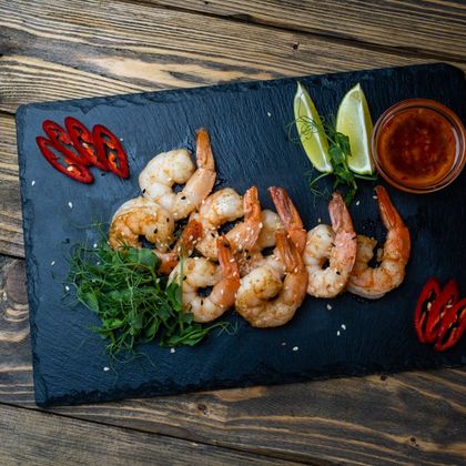 Креветки, обжаренные в соевом соусе