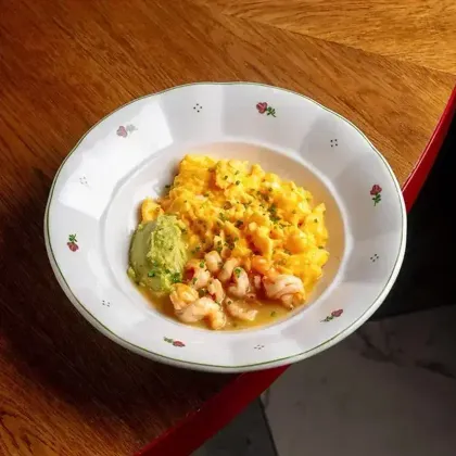 Скрембл с креветкой и мятым авокадо