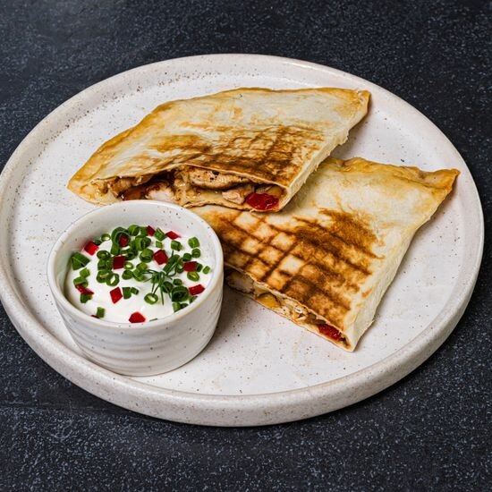 Мексиканская кесадилья с курицей и сыром