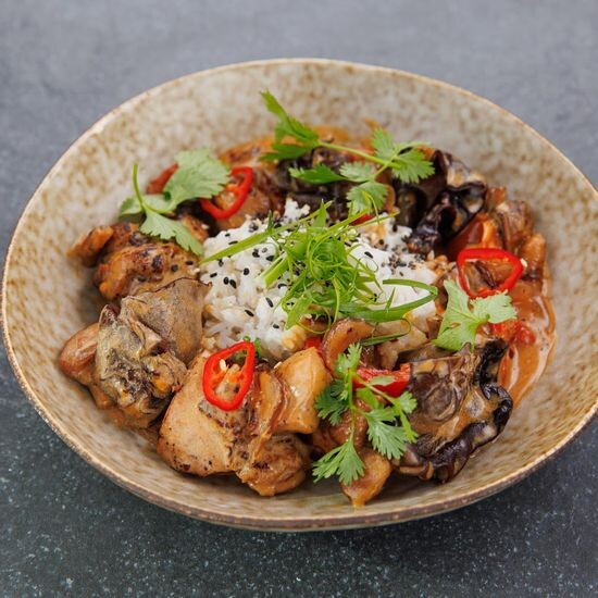 Куриное бедро по-азиатски с рисом и овощами