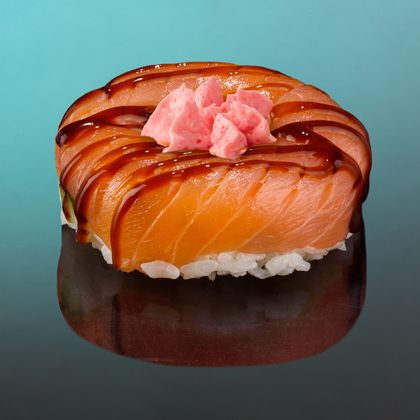 Суши-Пончик с Лососем и Огурцом