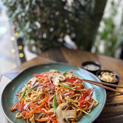 Удон WOK с беконом по азиатски