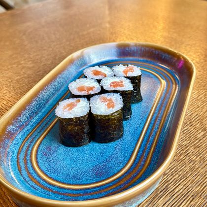 Маки с лососем и творожным сыром