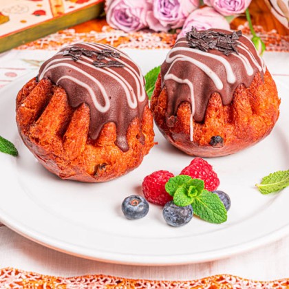 Ром-баба с изюмом в шоколадной глазури