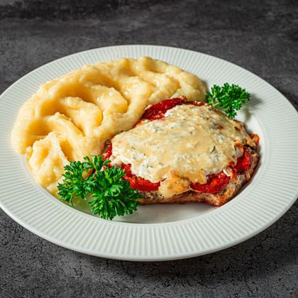 Курица по-французски, подаётся с гарниром