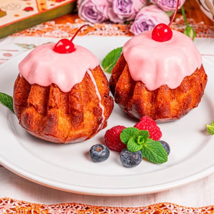 Ром-баба с изюмом в ягодной глазури