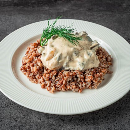 Печень по-строгановски, подаётся с гарниром на выбор