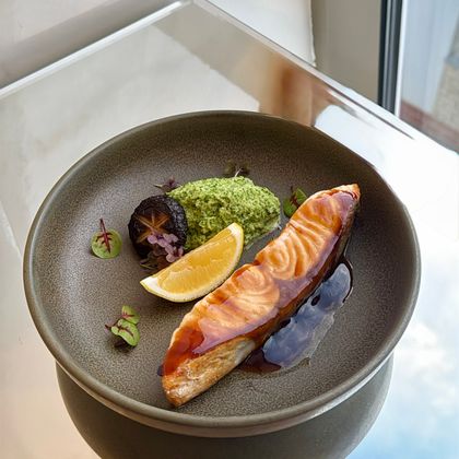 Лосось с пюре из брокколи