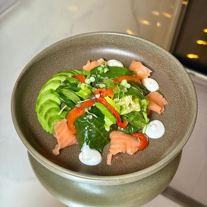 Салат с лососем копченой сметанойи соусом юдзу