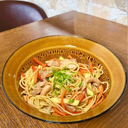 Яичная лапша с курицей и сладким чили