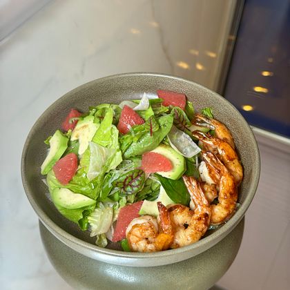 Салат с креветками и грейпфрутом и соусом понзу-юдзу