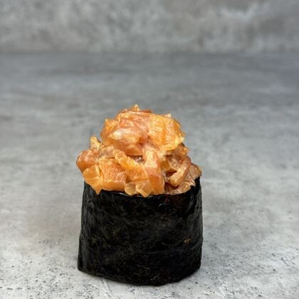 Гункан с лососем