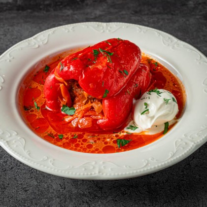 Перец фаршированный мясом, подаётся со сметаной