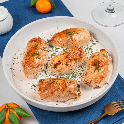 Рулетики из филе курицы, фаршированные грибами, запеченные в сливках