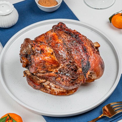 Свиная рулька, запеченная в ароматных пряностях