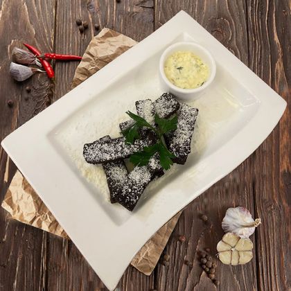Гренки с чесноком и сырном соусом