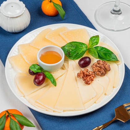 Нарезка монастырского сыра с виноградом и грецкими орехами