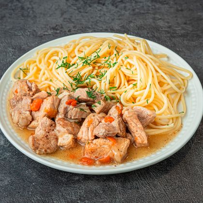 Филе курицы в кисло-сладком соусе с овощами, подается с гарниром на выбор