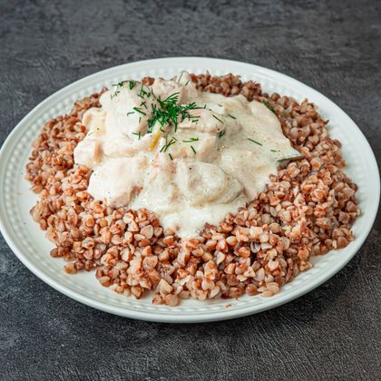 Курица по-строгановски тушенная с грибами и луком, подаётся с гарниром на выбор