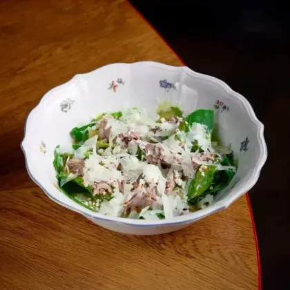 Салат с уткой и сыром пекорино