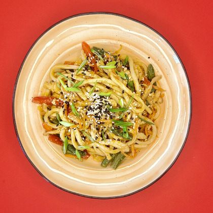 Вок со свининой чили в соусе шрирача