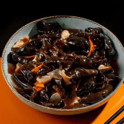 Жареные древесные грибы с мясом