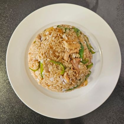 Жареный рис со свининой веревочкой и перцем