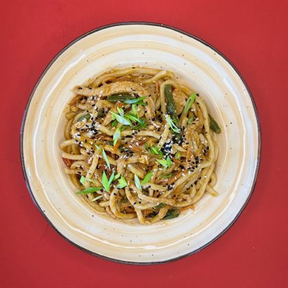 Вок с курицей и яйцом в креветочном соусе