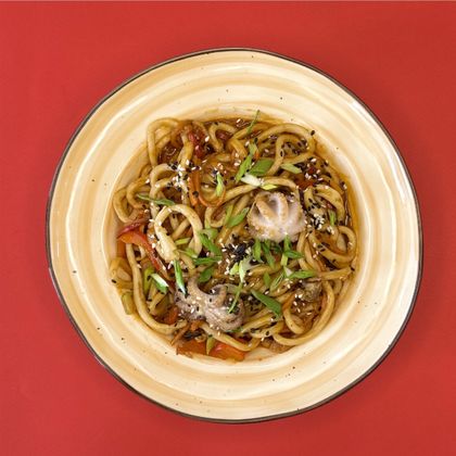 Вок с морепродуктами в креветочно-устричном соусе