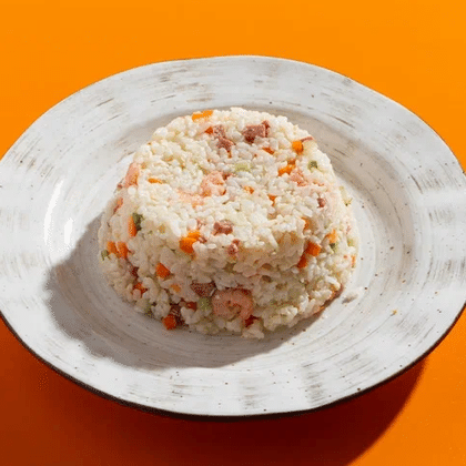 Жареный рис с колбасой