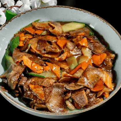 Говяжий язык с овощами