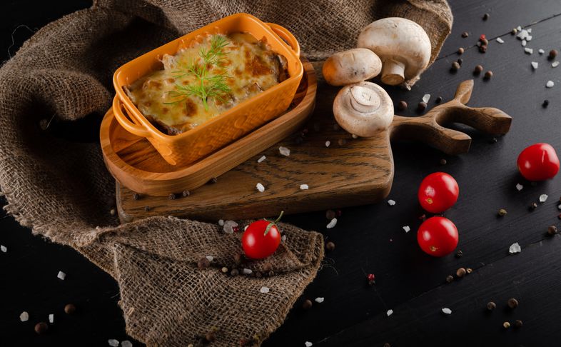 Жульен с  говяжьим языком и грибами