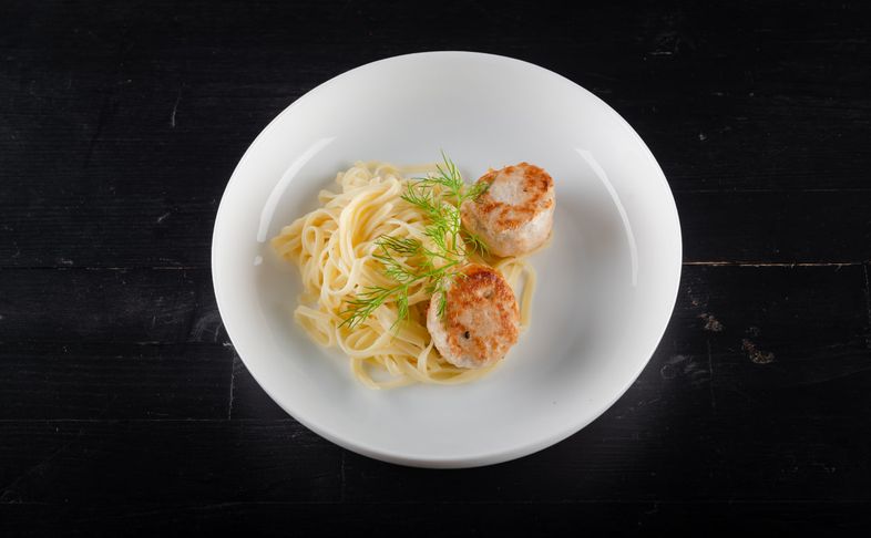 Макароны с котлетами из индейки