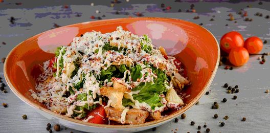 Салат «Цезарь» с курицей и беконом