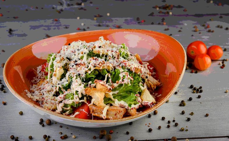 Салат «Цезарь» с курицей и беконом