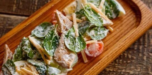 Салат с курицей и томатами